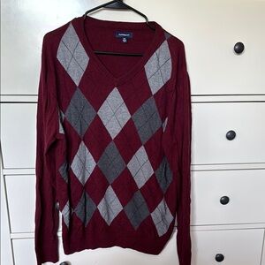 Croft & Barrow Men’s V-Neck Sweater Red and Gray Argyle